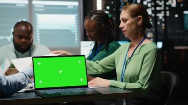 Çeşitli şirket personeli dizüstü bilgisayarda kroma anahtarıyla bir toplantıya ev sahipliği yapıyor, bütçe güncellemeleri ve performans ölçümlerini tartışmak için gece yarısı brifing konferansı düzenliyor. Vizyon için iş amaçları. Kamera A.