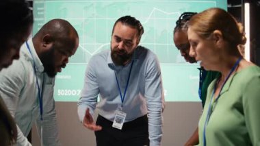 Çeşitli profesyonel gruplar, şirket hedeflerini şirket ilerlemesi için hissedarların beklentileriyle aynı hizaya getirmek için projeksiyonlar ve bütçeler kullanarak dosyaları ve performans ölçümlerini gözden geçiriyorlar. Kamera A.