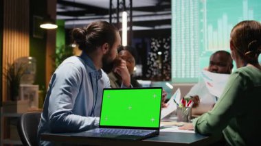 Şirket personeli son danışma kurulu toplantısına modelleme, planlama stratejisi ve proje gündemi hedefleriyle katılıyor. Uzmanlar, başarı için partnerlerle güncellemeleri gözden geçiriyorlar. Kamera A.