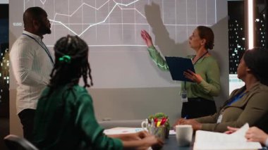 Çok uluslu şirketteki performans ölçüm verilerini gözden geçiren çeşitli iş ortakları. Genel bakış için analiz yapıyorum, mesai sonrası profesyonel gelişim. Kamera B.