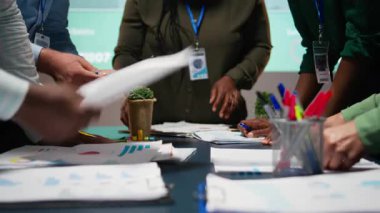 Çeşitli iş adamları gece geç saatlerde yapılan bir toplantıda fikir alışverişinde bulundular ve tahminlerde bulundular. Mali veri analizi ve iş istihbaratını gözden geçirdiler. Danışma kurulu işbirliği. Kamera A.