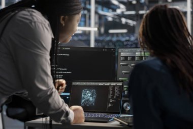 Veri Merkezi Mühendislik Ekibi, hataları tespit etmek için cihazın üzerinde yapay zeka görselleştirme araçları kullanıyor. Takım çalışması sunucu merkezi meslektaşları donanım arızalarını tespit etmek için yapay zeka geliştirilmiş içgörülere bakıyorlar