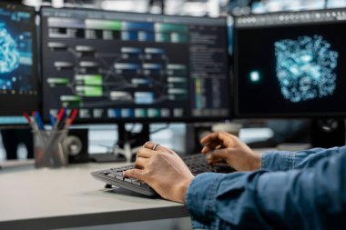 Büyük veri bankalarını analiz etmek için makine öğrenme algoritmaları kullanarak veri merkezini kapatın. Sunucu tarım mühendisi klavyeye yazarak, veri kalıplarını tanımak için yapay zeka kullanıyor