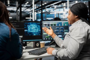 Veri Merkezi Mühendislik Ekibi, yapay zeka bilgisayar modelini kullanarak ofiste konuşuyor. AI makine öğrenme algoritmalarıyla çalışan takım çalışması sunucu odası arkadaşları