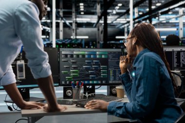 Sistem yöneticileri ana bilgisayarları, ağ askılarını ve depolama dizilerini barındırmak üzere tasarlanmış sunucu tarım ekipmanlarını geliştirerek ve sorun çözerek PC üzerinde nod ağaçlarını çalıştırıyorlar.