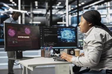 Yapay zeka sunucu merkezindeki bilgisayar bilimcileri hacker saldırısının hassas bilgileri çalmasından korkuyorlar. Güvenlik ihlali sırasında fidye virüsü tarafından rahatsız edilen yapay zeka veri merkezi çalışanı