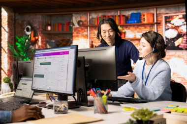 Çağrı Merkezi kıdemli müdürü, çalışanların ofislerinde kaybolan sevkiyatları takip etmelerini denetliyor. Deneyimli müşteri merkezi denetleyicisi paketlerin yerini belirlemek için yazılım kullanan işçiler tarafından yapılan işleri kontrol ediyor