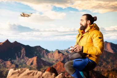 İçerik üreticisi temiz havanın tadını çıkarıyor ve insansız hava aracıyla çekim yapıyor, Mountain Range Valley hava sahasında profesyonel video kaydediyor. Nüfuzlu kişi son seyahat vlog 'unu kaydediyor.