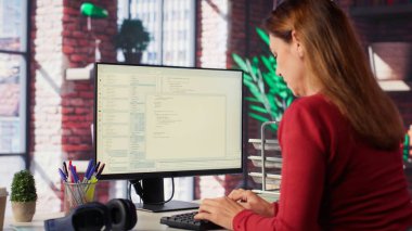 Akıllı bir yapay zeka sohbet robotuyla meşgul olan kadın işiyle ilgili işleri tamamlamak için çatı katında çalışıyor. Teknoloji makine öğrenme ve üretkenlik için akıllı algoritmalar sergiliyor. Kamera A.