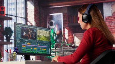 Kadın video yapımcısı bir film montaj projesi üzerinde çalışıyor, çift monitörlü birden fazla iş yapıyor. Kadın görüntüler editörü sinematik yaratıcılık sürecini başlatıyor, film kurgu endüstrisi. Kamera A.