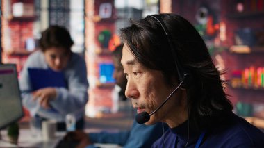 Ekip lideri, çağrı merkezi ajanının ofisteki sevkiyatları izlemesini denetliyor. Müşteri merkezinin yöneticisi, hasta paketlerinin yerini belirleyen ve durum güncellemeleri sağlayan çalışanları denetliyor. Kamera B