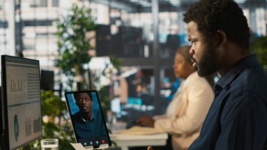 Video konferansında çalışanlarla sohbet etmek, performans ve şirket büyümesi için hedefler belirlemek. İşçilerle telekonferans toplantısının yöneticisi. Tablet, kamera A kullanıyor.