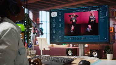 Apartman dairesindeki kadın yapay zeka yazılımını kullanarak metni fotoğraflara dönüştürüyor ve müzik dinliyor. Tuğla duvarlı evde kulaklık takan kişi, PC, Kamera A 'da görüntü oluşturucu modeller için metin kullanıyor.