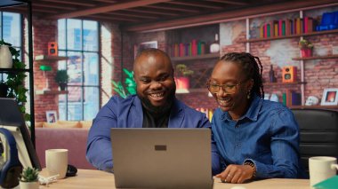 Uzaktan kumandalı genç işçiler başarılarından memnun kalarak beşlik çakıyor, bağımsızlar evde başarıyı kutluyor. Çift verimliliği ve görevi tamamlamayı seviyor. Kamera A.