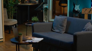 Modern dekorlu, modaya uygun elektronik aletleri olan rahat bir daire, şık bir minimalist stüdyo dairesi, akıllı bir televizyonu ve kahve masası olan. İçerideki bitkilerle rahat bir ev..