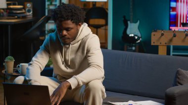 Afrika kökenli Amerikalı erkek serbest yazar, çatı katındaki yaratıcı projelerini yönetiyor. Konseri için yeni bir roman ya da senaryo üzerinde çalışıyor. Yazmaya, yaratıcılığa ve tele-çalışmaya odaklanan bir adam. Kamera A.