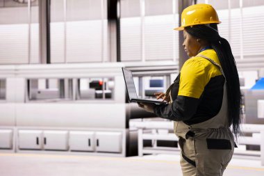 Endüstri 4.0 kadın uzman gelişmiş otomatik sistemi izliyor. Endüstriyel santral dijital arayüzü, verimli ve yenilikçi üretim sağlayarak robotik montaj hatlarını ve taşıma bantlarını destekliyor.