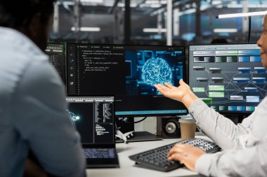 Makine öğrenmek için kullanılan nöral ağ veri merkezini kontrol eden mühendislik ekibi. Sunucu merkezinde, yapay zekanın iş yükünü optimize etmek için bakım yapan takım arkadaşları