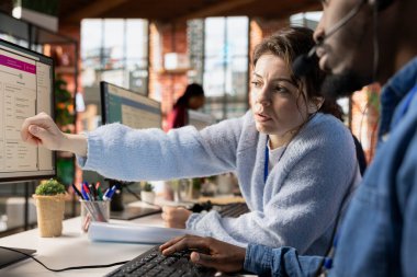 Müşteri hizmetleri müdürü, yeni çalışana bilgisayardaki özel şirket yazılımında destek biletlerini nasıl takip edeceğini öğretiyor. Çağrı Merkezi Yöneticisi stajyere destek biletlerinin nasıl oluşturulacağını, güncelleneceğini ve kapatılacağını gösterir
