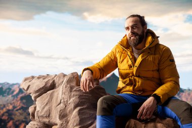 Mutlu aktif kaşifler sonsuz gökyüzüne ve yükselen zirvelere bakıyor aşırı yürüyüş aktivitelerini yansıtıyor ve korkuları yeniyor. Nefes kesici dağ manzarasının tadını çıkarıyor, doğa aşığı..