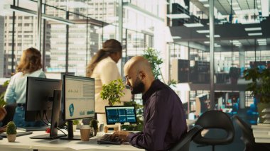 Arap ofis çalışanı gelir, kazanç ve operasyonel verimlilik için kilit performans hedeflerini vurmaya çalışıyor. Orta Doğulu bilgisayar çalışanı araştırma analizi yapıyor, kamera B