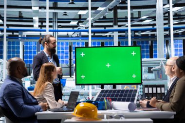 Hissedarlara stratejik büyüme fırsatları sunuluyor. Yatırımcı yeşil ekran monitörünü görsel yardım olarak kullanarak yatırım toplantısında fabrika yönetimini ele aldı