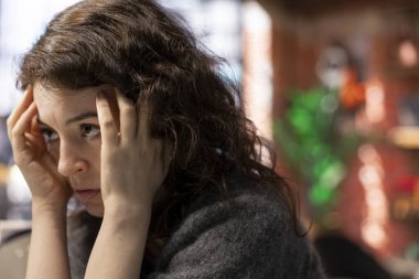 Profesyonel iş adamlarının maddi kayıplar ve iflasla yıkılması, borsa eğilimlerinin düşüşünü izlemesi. Yatırımcı piyasa çöküşünden dolayı endişeli ve üzgün hissediyor.