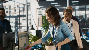 Yeni işindeki ilk günün kutlu olsun. Eşyaları boşaltma, iş arkadaşlarıyla tanışma. Neşeli işçi ofise geliyor, yeni şirket pozisyonu üzerinde çalışmaya başlıyor, ekip tarafından karşılanıyor, kamera A