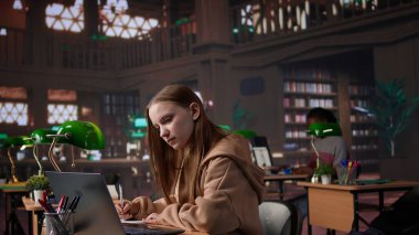 Sakin bir kütüphane ortamında diploma denemesi üzerinde çalışan akademik öğrenci kampüste karma eğitim veritabanı kullanıyor. Kendini adamak ve entellektüel amaçlara ulaşmak üzerine yoğunlaşmak. Kamera B.