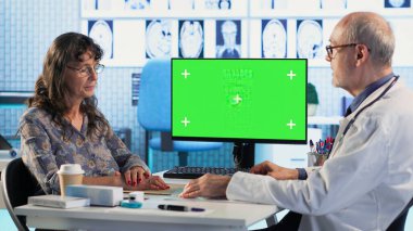 Kıdemli kadın doktorla randevusuna geliyor. Sahte ekranın yanında. Sağlık için duyduğu korku ve acıları paylaşıyor. Tıbbi danışmanlık yapan yaşlı pratisyen, sağlık hizmeti veren. Kamera B.