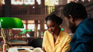 Çalışkan öğrenciler kampüs kütüphanesinde şiir okuyorlar, edebiyat sınavına hazırlanıyorlar. Öğrencilerden oluşan bir ekip, kendilerini geliştirmek için verimlilik ve kararlılık gösteriyorlar. Kamera B.