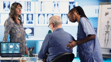 Kız doktor, üst düzey bir hastayı fiziksel rutin kontroller sırasında muayene etmek için hassas teknikler kullanır, iyi donanımlı bir tesiste duruş gelişimi ve kas ağrısına odaklanır. Kamera B.