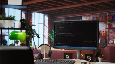 Kod PC 'ye yazıldı komutlar girildi ve çalıştırıldı, masadaki monitör görüntüsü. Uygulamada ve uygulama özelliklerinde hataları düzeltmek için kullanılan dairede bilgisayar görüntüsü