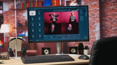 Bilgisayar masasında yapay zeka GPT uygulaması UI ile birlikte metni fotoğrafa dönüştürüyor, kapat. Sinir ağı teknisyeni, yapay zeka üreten modelleri görüntülemek için metin kullanıyor, el kamerası görüntüsü