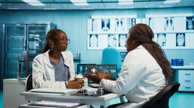 Tıbbi danışmanlık, bir hastaya tavsiye veren, modern teknoloji ve araçlardan faydalanan bir uzmanla doğru incelemeyi sağlamak için yapılıyor. Sağlık sigortasına sağlık sigortası. Kamera B.