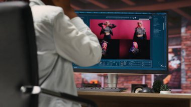 Apartman dairesindeki kadın yapay zeka yazılımını kullanarak metni fotoğraflara dönüştürüyor ve müzik dinliyor. Tuğla duvarlı evde kulaklık takan kişi, PC, Kamera B 'de görüntü üretken modeller için metin kullanır