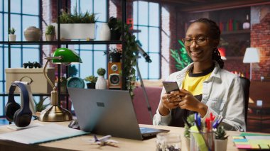 Mutlu bir kadın evde dinleniyor, akıllı telefondan arkadaşlarına mesaj atıyor, boş vakitlerin tadını çıkarıyor. Sosyal medya sitesinde arkadaşlarıyla konuşmak için okula ara veren gülümseyen kişi telefon ve kamera A 'yı kullanıyor.