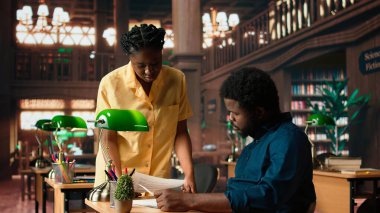 Siyahi âlimler, incildeki tez projeleri üzerinde çalışırlar, fikirleri paylaşırlar ve araştırma tamamlamak için sınıf notlarını karşılaştırırlar. Akademik başarı elde etmek. Kamera A.