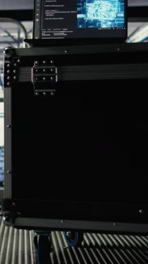 Dizüstü bilgisayarda çalışan dikey video AI kodlama betiği sunucu çiftlik ana bilgisayarlarında çalışıyor ve ağlara güç veriyor. Veri merkezindeki veri tabanındaki yapay zeka programlama dili veri tabanlarını işlemeye yardımcı oluyor