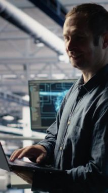 Dikey Veri Merkezi teknisyeni, bilgisayarla derin öğrenme sürecini gözlemler ve operasyonel ölçümleri gözden geçirir. IT uzmanı, devam eden istikrarı doğrulamak için denetim sırasında nöral ağların raporlarını inceledi