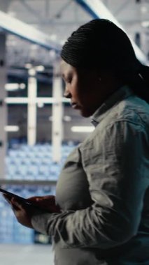 Dikey Veri Merkezi yazılım geliştiricisi, AI sondaj platformlarının işlem hızını geliştirmek için sistem ayarlarını ayarlar. Sunucu merkezi çalışanı, yapay zekayı desteklemek için tablet ve donanım güncelleme kullanır