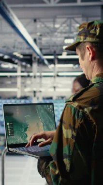 Dikey video veri merkezi uzmanı düşman tehditlerini izlemek için dizüstü bilgisayarında balistik füze radarını kullanıyor. Veri merkezindeki asker, düşman birliklerinin fırlattığı roketleri tespit etmek için tarayıcı teknolojisi kullanıyor.