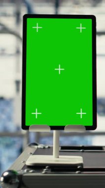 Sunucu odasında dikey video yeşil ekran tableti ile makine öğrenme teknolojisi veri kalıplarını algılıyor. Veri merkezindeki Chroma anahtar aygıtı AI için hızlı veri erişimi ve aktarım hızlarını sağlar