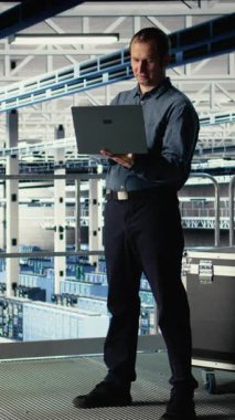 Dikey Veri Merkezi teknisyeni sinirsel ağların yapılandırılmasını araştırır ve optimal işlevi sağlamak için ayarlamalar yapar. Sunucu odası çalışanı makine öğrenme hatası raporlarını kontrol ediyor, kamera A