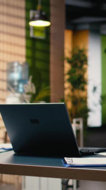 Çok uluslu bir şirketteki Dikey Video Boş modern ofis strateji toplantısını bekliyor. Büyümeye odaklanan mesleki ortamı yansıtan tablolar, dijital araçlar ve planlama belgeleri