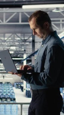 Dikey video veri merkezi mühendisi, yapay zeka donanımlarının işlem hızını ve verimliliğini arttırmak için sistem ayarlarını ayarlar. Sunucu merkezi çalışanı yapay zeka iş yüklerini desteklemek için altyapıyı yönetir