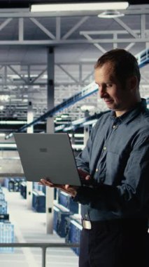 Dikey video veri merkezi bilişim profesyoneli, altyapı raflarına derin öğrenme yazılımı yerleştirdi. Sunucu tarım mühendisi, uygulamaları desteklemek için dizüstü bilgisayar kullanan AI sistemlerini eğitir. Kamera A