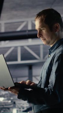 Dikey Veri Merkezi teknisyeni sinirsel ağların yapılandırılmasını araştırır ve optimal işlevi sağlamak için ayarlamalar yapar. Sunucu odası çalışanı makine öğrenme hatası raporlarını, kamera B 'yi kontrol ediyor