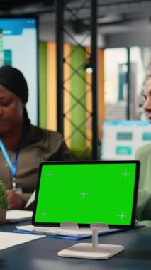 İşletme performans göstergeleri için krom anahtar modeli kullanan dikey Video Çeşitliliği kadınları, şirket hedeflerine ilişkin vizyon ifadeleri. İş ortamında kurumsal feminizm. Kamera A.