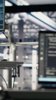 Endüstriyel veri merkezindeki internet hizmetlerine yardımcı olan dizüstü bilgisayardaki dikey video yapay zeka teknolojisi. Bilgisayarda çalışan yapay zeka kodlama betiği sunucu çiftliğinde dijital olarak oluşturuldu